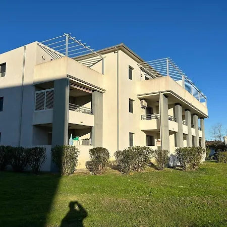 T2 Equipe Avec Belle Terrasse Face Apartment
