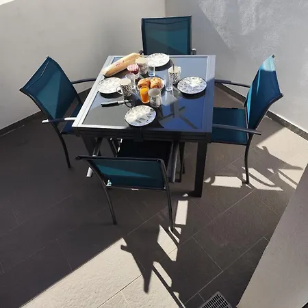T2 Equipe Avec Belle Terrasse Face Apartment