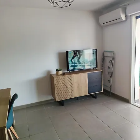 T2 Equipe Avec Belle Terrasse Face Apartment