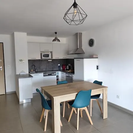 Apartment T2 Equipe Avec Belle Terrasse Face