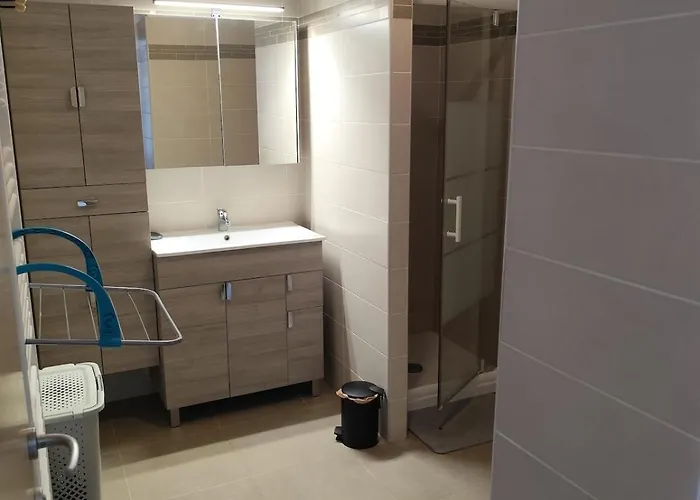 T2 Climatise, Pour 2 A 4 Pers, A 5Mn Plage A Pied